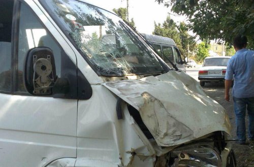Mingəçevirdə mikroavtobus qəzaya düşüb, xəsarət alan var