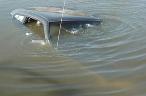 Ağdaşda avtomobil kanala düşüb