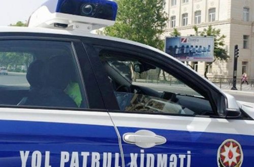 Sürücü yol polisi postunda 