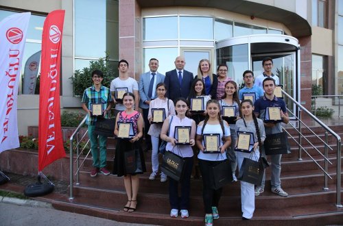 700 bal toplamış tələbələr Veysəloğlu Şirkətlər Qrupunda