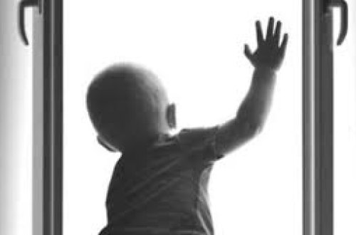 Mingəçevirdə uşaq 2-ci mərtəbədən yıxıldı: xəstəxanalı oldu