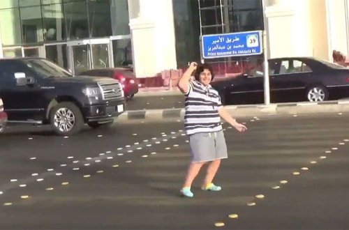 Səudiyyə Ərəbistanında polis yeniyetməni “Makareno”ya görə saxladı – VİDEO