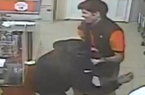 Oğlan satıcı ilə qadın müştəri arasında davanın görüntüsü yayıldı - VİDEO