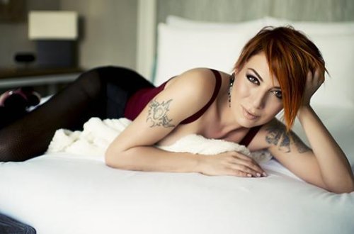 45 yaşlı müğənni yeni mahnısı üçün soyundu - FOTO