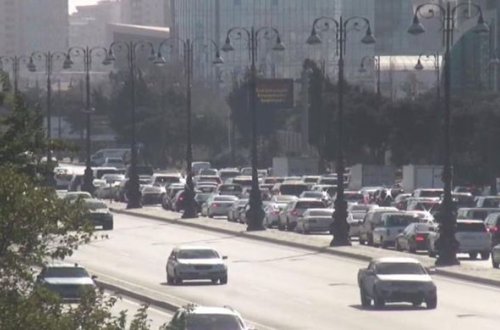 Bakının Heydər Əliyev prospektində “Prado” aşdı