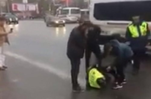 Yol polisini yerə yıxıb qandallayıb apardılar - VİDEO