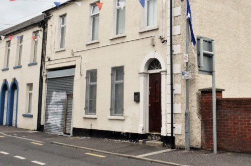 İrqçilər məscidin qapısına donuz başı atdılar - FOTO