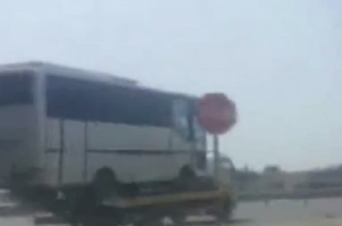 Evakuator yükdaşıma qaydalarını belə pozur - VİDEO