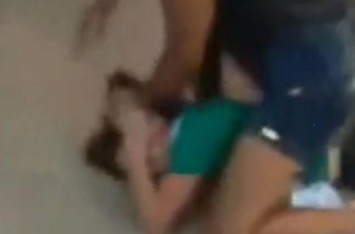 Qızının hamilə olduğunu öyrənən ana saçından tutub sürüdü - VİDEO