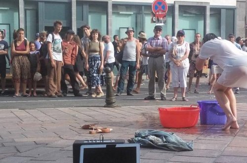 “ADO”-nun aktrisası küçənin ortasında çimdi - FOTOLAR