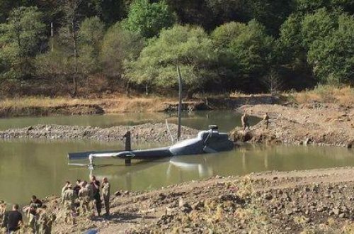 Meşə yanğınlarını söndürən vertolyot suya düşdü - VİDEO