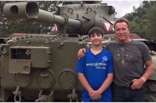 Arnold Şvartsnegger ağır xəstə olan yeniyetməni şəxsi tankında gəzdirdi – VİDEO + FOTO