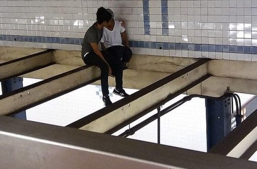 Metroda intihar etmək istəyən qızı xilas etdi - FOTO