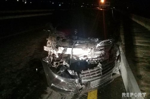 Bahalı “Mercedes” yararsız hala düşdü - 2 yaralı + Foto