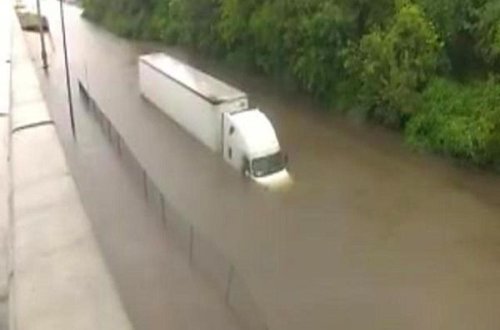 Jurnalist canlı yayım zamanı insan xilas etdi - VİDEO