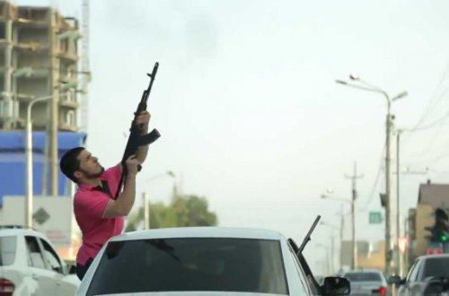 Toya ”Porshe Cayenne”lə gələn azərbaycanlılar qəfildən atəş açmağa başladı: Polis onları axtarır