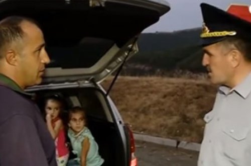 Daşkəsəndə uşaqlarını baqaja mindirən sürücü ilə polis arasında gərginlik (VİDEO)