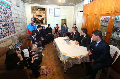 Binəqədidə Qurban bayramı münasibətilə şəhid ailələrini ziyarət edildilər.