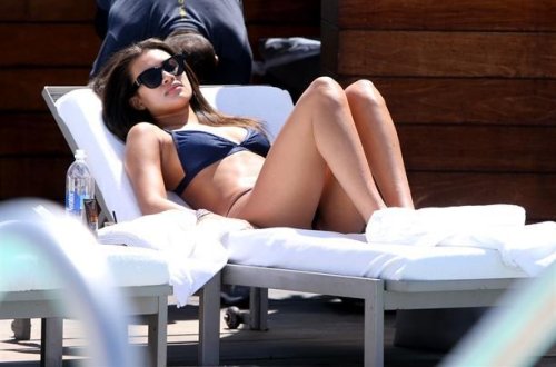 Göy bikinili aktrisa hovuz başında - FOTO