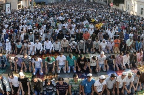 Moskvada 200 mindən çox müsəlman bayram namazı qıldı