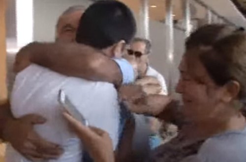 Liviyada həbsdən azad edilən üç Azərbaycan vətəndaşı Bakıda - TƏSİRLİ ANLAR - VİDEO