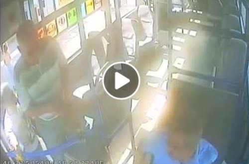 Bakıda sərnişin avtobusu saxlamayan sürücüyə hücum çəkib boğdu (VİDEO)