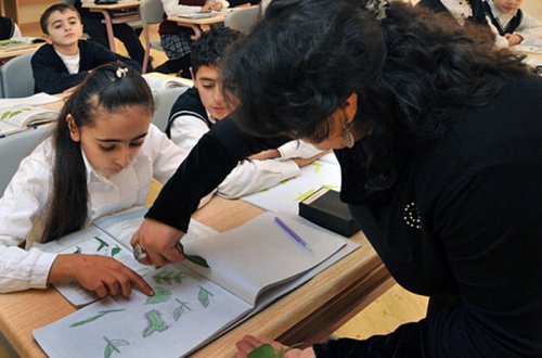 Sabahdan təhsil işçilərinin konfransları öz işinə başlayır