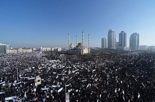 Bir milyondan çox müsəlman Qroznıda mitinqə çıxdı – VİDEO