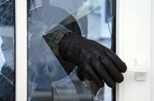 Gəncədə mənzilə basqın edən şəxs ev sahibini və qızını döydü