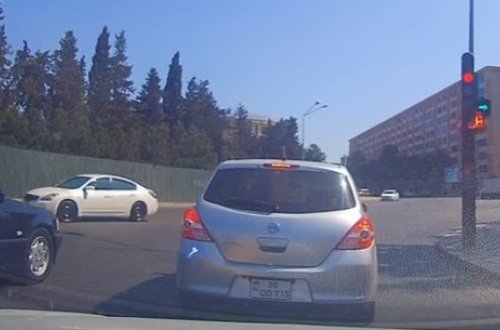 Xanım sürücü şəhər mərkəzində BUNU DA ETDİ: Yaşıl işıqda... - VİDEO