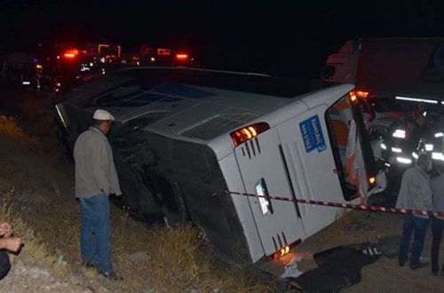 Avtobus minik avtomobili ilə toqquşdu - 1 ölü, 17 yaralı