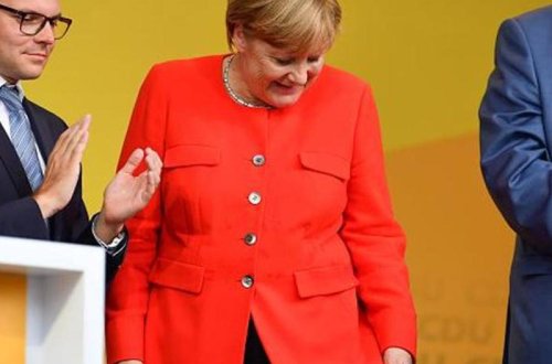 Angela Merkeli pomidor atəşinə tutdular