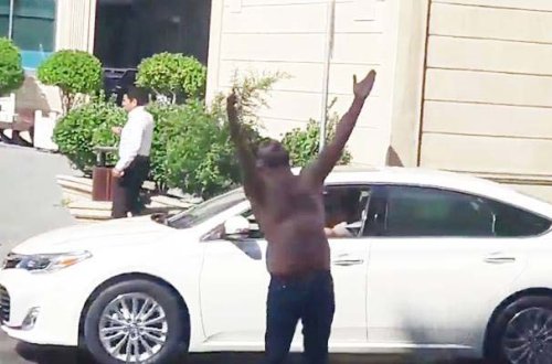 Bakıda güllələnən şəxs soyunaraq hakimə etiraz etdi - Video