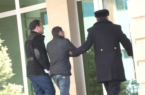 Evi satmaq üçün atasını öldürüb anasını yaraladı