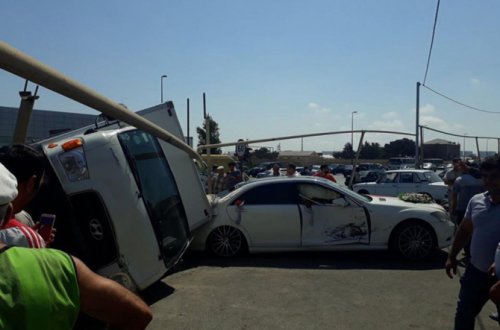 Bakıda yük maşını gəlin maşını ilə toqquşdu -FOTO
