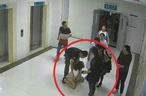 Dəhşət! 9 aylıq hamilə qadın özünü doğum evinin pəncərəsindən atdı - VİDEO