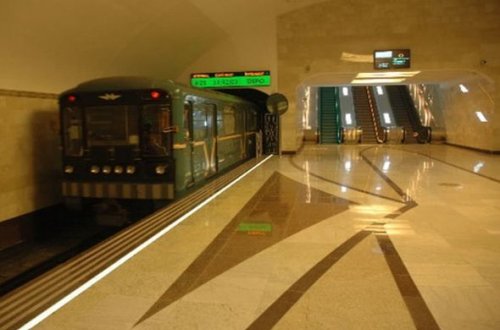 Bakı metropolitenində problem - Qatar xətdən çıxarıldı