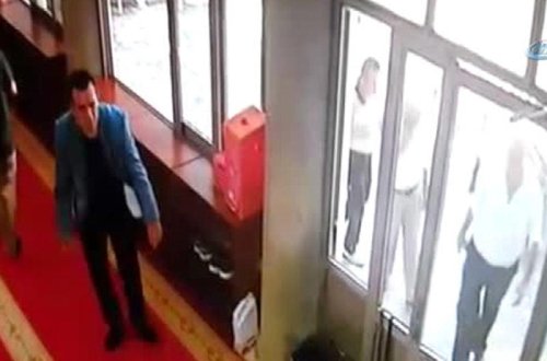 Əvvəl məsciddə namaz qıldı, sonra da oğurluq etdi - VİDEO