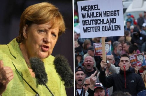 Merkel yenə pomidorla qarşılandı - Video