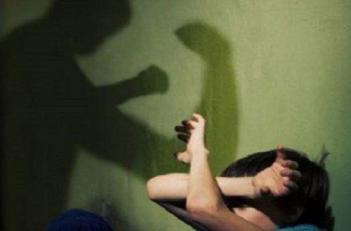 Şagirdləri döyən müəllim haqqında araşdırma başladı - VİDEO