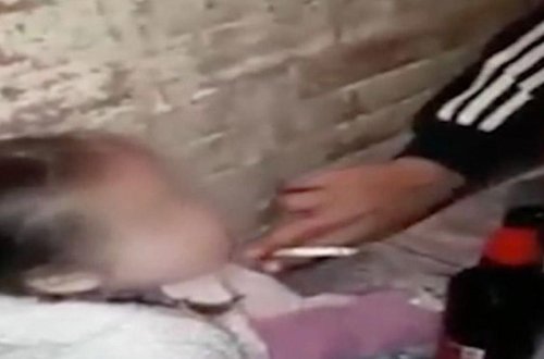 Valideynləri uşağa pivə içirdib, nəşə çəkdirdilər - dəhşətə gətirən VİDEO