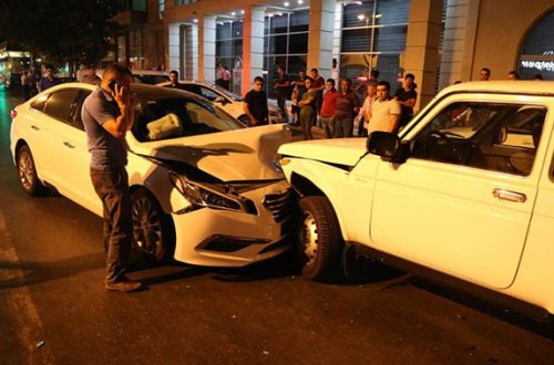 Bakıda zəncirvari qəza - Yaralananlar var + Foto