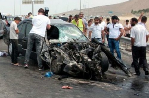 Ağdamda avtomobil səkiyə çırpıldı