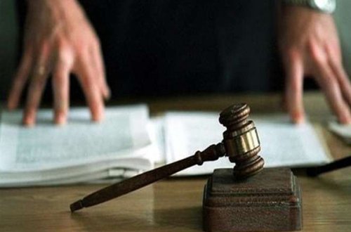 Rüşvət almaqda təqsirləndirilən sabiq baş həkiminin şikayəti üzrə məhkəmə başlayıb