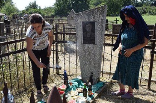 Azərbaycanda ilginc adət: qəbir üstündə süfrə, aş, kabab... (VİDEO)