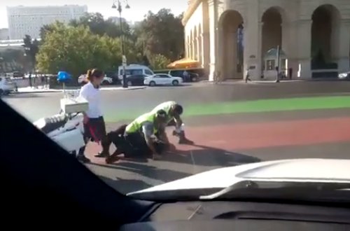 Bakının mərkəzində qalmaqal: vətəndaş polislə əlbəyaxa oldu - VİDEO
