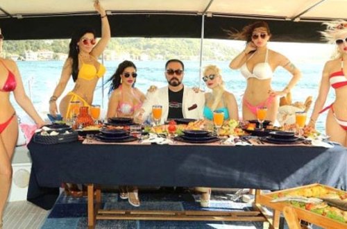Adnan Oktar şəxsi yaxtasında “kedicik”ləri məst etdi — VİDEO