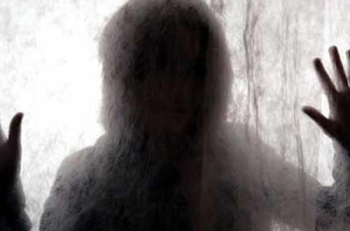 Ana 15 yaşlı qızının kompüterində çılpaq şəkillərini tapdı - RƏZALƏTİN ÜSTÜ AÇILDI