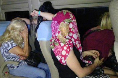 Polis yol kənarında əxlaqsızlıq edən qadınları saxladı - bəziləri hamilədir - FOTO