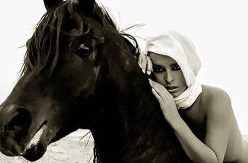 Soyunduğu üçün həbs olunan qadın: İranda da soyunacağam - FOTO